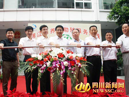 '></center><br />
<center>圖：四川省首條養(yǎng)老助殘服務(wù)熱線在成都開通</center><br />
　　據(jù)介紹，96519養(yǎng)老助殘服務(wù)熱線服務(wù)對象主要是居住在錦江區(qū)范圍的所有老人和殘疾人，預(yù)計可惠及9萬老人和2.8萬名殘疾人。成都市錦江區(qū)老齡辦主任易光西介紹說，熱線服務(wù)時間為每天早上8點到晚上10點半，期間老人或殘疾人只要撥打96519預(yù)約家政、訂餐、生活護(hù)理、代買代購、物業(yè)維修、心理咨詢、法律援助等服務(wù)，服務(wù)熱線都會即時安排服務(wù)機構(gòu)上門為老人提供優(yōu)惠優(yōu)質(zhì)的服務(wù)，“如果超出了這個時段也不要緊，老人們可以在網(wǎng)上把自己的要求留個言，服務(wù)熱線看到后同樣會在第二天一早就安排服務(wù)機構(gòu)上門服務(wù)的?！?br />
　　記者獲悉，由成都市錦江區(qū)投入300余萬元建成的96519養(yǎng)老助殘服務(wù)熱線是目前四川省內(nèi)首條養(yǎng)老助殘服務(wù)熱線，其功能在全國處于領(lǐng)先水平。該養(yǎng)老助殘服務(wù)熱線主要由一個門戶網(wǎng)站、一個管理系統(tǒng)和一個呼叫中心構(gòu)成，能通過快捷的通訊手段為老年人與殘疾人提供高效便捷和現(xiàn)代化的服務(wù)。<br />
　　易光西表示，養(yǎng)老助殘服務(wù)熱線前期已在16個街道辦事處進(jìn)行了服務(wù)熱線運行前的系統(tǒng)測試，并在書院、合江亭、水井坊、蓮新、沙河、成龍、三圣等8個街道辦事處嘗試了服務(wù)熱線試運行，“通過試運行摸索總結(jié)經(jīng)驗，其他街道辦事處也將陸續(xù)開通運行養(yǎng)老助殘服務(wù)熱線。”<p align=