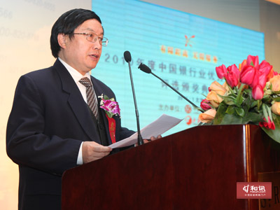'></center><br />
　　楊再平稱客戶服務的進一步發展需要做到一下幾點：<br />
　　一是完善服務規范，統一客服標準，不斷提升服務水平與行業聲譽。加強客服規范化與標準化建設，建立行業標準化參照體系；提升從業人員的專業素質與行業認同；不斷加強客服形象與品牌的宣傳推廣；努力承擔社會責任體現客服行業的社會價值。<br />
　　二是加強行業交流，共享行業優秀成果。客服中心作為銀行業的新興領域，缺乏現成的參照模式，在“摸著石頭過河”的探索與實踐中，部分“先行一步”的單位取得了優秀的創新成果，需要建立一個行業的公共平臺進行交流與推廣，通過相互分享，減少創新成本。<br />
　　三是抓住發展機遇，加快經營轉型，為客戶提供綠色金融服務。各會員單位應在合作中競爭，競爭中合作，推動行業的轉型、升級、變革、發展，為客戶提供更多、更全、更具特色的服務，一站式滿足客戶足不出戶辦理銀行業務的需求，創造銀行和客戶雙贏的經營模式，實現真正意義上的智能、友好、高效的“綠色金融服務”。<p align=
