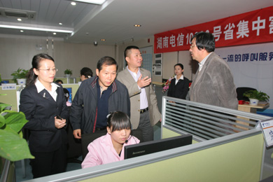 '></center><br />
　　深夜，嶄新、寧靜的新機房里，隨著長沙用戶的成功呼入，10000號座席代表們充滿激情的話務接續聲陸續響起，那微微上揚的嘴角傳遞出的是成功的喜悅，連續四個月的辛勤付出和艱苦努力終于在今夜收獲了成功! <br />
　　中國電信湖南公司副總經理劉少陽，中國通信服務湖南公司總經理肖亞凡現場指導割接工作。<p align=