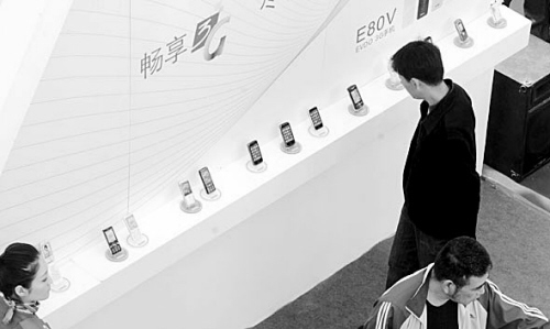 '></center><br />
　　<b>“緊急呼叫”竟是擺設(shè)？</b><br />
　　近期，有網(wǎng)友發(fā)帖稱，手機(jī)緊急呼叫撥通只有語音提示，沒有人工服務(wù)，起不到任何應(yīng)急救援的作用。<br />
　　市民劉先生也表示，下班回家突然發(fā)現(xiàn)自家地下室被撬，屋內(nèi)一片狼藉，劉先生當(dāng)即掏出手機(jī)報警，但由于地下室內(nèi)手機(jī)信號微弱，“110”始終撥不出去。劉先生說，他購買這款手機(jī)后，曾仔細(xì)瀏覽過手機(jī)說明書。上面寫著，在無信號或無SIM卡的緊急情況下，可撥打緊急求助電話號碼。于是，撥打了“110”。誰知手機(jī)進(jìn)入了接通狀態(tài)，卻傳來一段中英雙語提示：“你好，匪警請撥
