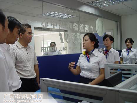 '></center><br />
　　據介紹，12301廣西旅游呼叫中心是一個定位于多媒體技術，整合各種資源、支持多種接入方式、全面服務公眾的旅游信息公共服務平臺。主要內容包括：旅游咨詢、旅游宣傳推廣、旅游投訴、旅游救援和旅游政策發(fā)布等，后續(xù)還將為游客提供酒店預訂、機票預訂、旅游度假預訂、商務預訂、客戶服務等全方位即時便捷的預訂服務。目前，12301廣西旅游呼叫中心設立8個呼叫坐席，提供24小時的服務。<br />
　　當天，與12301廣西旅游呼叫中心在廣西區(qū)旅游局同時揭牌的還有廣西南寧天桂旅游信息服務有限公司，該公司作為一家高科技旅游信息服務公司，將在廣西旅游局的監(jiān)督指導下運營12301廣西旅游呼叫中心。<br />
　　有關人士表示，12301廣西旅游呼叫中心的建成運營，一方面，將為旅游企業(yè)和旅游者提供更豐富的旅游咨詢和服務；另一方面，將能更好地宣傳廣西旅游資源，樹立廣西旅游的良好形象，實現通信產業(yè)和旅游產業(yè)的良性互動發(fā)展，從而加快廣西旅游強省的建設步伐。<p align=