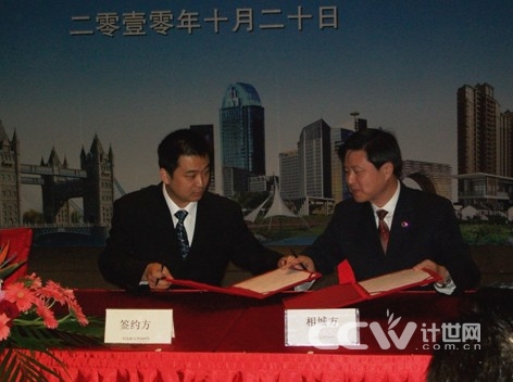 '></center><br />
　　蘇州相城區(qū)是蘇州市政府最新規(guī)劃建設(shè)的又一個(gè)新興產(chǎn)業(yè)基地，地域優(yōu)勢(shì)明顯，蘇州德仁呼叫中心是該基地進(jìn)駐且規(guī)模最大的呼叫中心。中心由德仁高科（北京）投資有限公司控股子公司-蘇州德仁高科信息技術(shù)有限公司投資建設(shè)，總投資2000萬元，擁有獨(dú)自辦公面積上千平方米，規(guī)劃設(shè)立2000個(gè)座席，建成后將是蘇東南地區(qū)最大的呼叫中心基地之一。首批將啟用500個(gè)座席，短時(shí)間內(nèi)全部投用，將全面提供平臺(tái)外包服務(wù)、人才招募培養(yǎng)、物理坐席出租、人才租賃服務(wù)等。呼叫中心預(yù)計(jì)當(dāng)年就可實(shí)現(xiàn)服務(wù)銷售1500萬元， 3年后可達(dá)1.2億元/年銷售規(guī)模。<br />
　　據(jù)悉，目前該中心已與江蘇電信、中國(guó)人保、中國(guó)移動(dòng)北京分公司等數(shù)家知名企業(yè)初步達(dá)成呼叫外包業(yè)務(wù)合作意向。<p align=