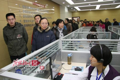 '></center><br />
　　石市將選拔醫療、藥事、食品衛生、政策、司法等方面的優秀專家，進一步健全“12320”專家庫。定期組織專家和石家莊市“十大名醫”輪流在服務大廳“在線坐診”答疑，讓市民足不出戶就能得到專業健康指導。<br />
　　升級后，石市“12320”可具體為市民提供五大類服務：接受傳染病疫情與突發公共衛生事件報告；提供防病與保健知識咨詢服務；提供國家有關公共衛生法律、法規與政策的咨詢；受理有關醫療衛生問題的舉報投訴；提供尋醫問藥等服務。<br />
　　石市“12320”還將盡快建立“12320”短信平臺，開通短信群發功能，根據疫情及百姓的需求，及時發送健康資訊。并進一步完善網絡預約咨詢功能，讓群眾感到更加便捷。<br />
　　昨日，百名市民代表來到市疾控中心12320公共衛生公益電話大廳、傳染病疫情與突發公共衛生事件預警與指揮系統、衛生檢驗中心等機構進行了現場參觀體驗。<p align=