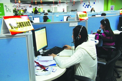'></center><br />
　　<b>油煙擾民，社區根本無法“叫停”</b><br />
　　“我是一名基層居委會主任，南京為提升市民的幸福感和滿意度而推出的12345投訴平臺非常好，這也是檢驗我們每項工作的尺子。但根據最近的運行情況看，我很想提一個建議……”記者看到，這位社區主任的建議是：“12345”平臺接訴后應梳理分類，屬于條口部門的送條口部門處理解決，而不能所有工單都依據屬地往下發。<br />
　　比如玄武區唱經樓西街3號一位住戶反映，2008年西街一號樓下開了一家飯店，油煙污染嚴重影響住戶，期間區工商和環保局都接到居民的反映，但一直沒有處理結果。社區接到“12345”轉來的工單后，感到十分為難：“市民投訴飯店油煙擾民，社區接單后只能上門勸說引導，卻不能處罰取締，這樣的工單發到環保部門才是正舉。”<br />
　　這位主任再舉例道：市民投訴的主干道旁的配電箱、電信電纜箱等破損問題，也應由所屬部門管，而不能簡單地讓居委會一個一個單位找過去，“我們實在不知道這些箱子分別屬于哪個單位管，找起來像大海撈針?！?br />
　　這位主任希望“12345”接訴后對工單進行梳理分類。記者看到，該主任的意見發往市長信箱后，南京市監察局迅速回復：我們將按有關規定辦理，謝謝。這位社區主任告訴記者，他對辦理結果“基本滿意”。<br />
　　<b>電梯不停低層，老人出門“靠背”</b><br />
　　市民徐女士3月份向“12345”政府服務呼叫中心投訴自己位于丹鳳新寓小區兩部電梯運轉的難題，指出兩部電梯已不能滿足住戶需求?！叭肆髁看?，兩電梯用久了，擔心質量上出事故，向物業反映不管，希望政府解決電梯增設問題?！?br />
　　同樣是該小區的一位住戶，對電梯的運轉情況在兩個多月前就曾反映：2幢401住著83歲的張老，他老伴曾3次中風，行動不便。而這是一幢30層的高層建筑，為保障住在高層的業主順利乘坐電梯，開發商單方面將2-7層的電梯門封死。張老夫婦若想下樓，只能依靠子女背著上下，給生活帶來諸多不便。他們多次與物業和開發商協商未果，希望“12345”出面協調處理。<br />
　　唱經樓社區主任邵牙妹接到轉來的投訴工單后，多次與開發商協商，但社區既不屬于主管單位，又不是該小區物業管理公司的業務“合作伙伴”，誰會買他們的賬呢？記者昨天致電張老的兒媳婦獲悉，自今年元月14日投訴至今，兩位老人出入家門， 依舊是兒女在背著?！熬烤乖撜夷膫€部門解決或投訴這個難題，我們怎么會知道呢？”張老的兒媳婦問記者。<br />
　　“無論是社區還是電梯管理方面，都給我打來了電話，他們征求我對電梯運轉投訴的處理意見，態度十分誠懇，無奈的是問題并沒有解決?！毙炫扛嬖V記者，其實她當時給“12345”平臺投訴，是希望有關部門針對老小區電梯老舊的問題上，做出一個創造性或建設性的解決方案，哪怕經過業主大會討論通過，增設一部或兩部電梯。<br />
　　又如，今年2月2日傍晚，城東某社區突然接到“12345”轉來的一戶居民關于樓頂水箱破裂的投訴單?？滩蝗菥?，社區主任立即打電話給市政部門，在無人接聽的情況下，主任喊來社區的水電維修工，兩人顫巍巍爬到樓頂上，水電工勉強搗鼓算是對付完成。<br />
　　“春節期間若發生泄漏或其他事故，我都不知道怎么向住戶交代！”這位社區主任回憶此事時依舊有些后怕。<br />
　　<b>“12345”的平臺對接能否再細膩些？</b><br />
　　記者同時采訪了12345政府服務呼叫中心。中心“班長臺”陳班長介紹，目前全市13個區縣、11個大型企事業單位和53個部委辦局建立了77個12345二級工作平臺，市級服務中心有60位接線員，他們在接到市民的咨詢類問題后，會在5個工作日內要求二級平臺給出答案；接到投訴建議后，將由有關部門在15個工作日內回復投訴人。<br />
　　其中更進一步的具體做法是，市級呼叫中心可以直接答復的，將在接到咨詢或投訴的同時予以當場解答；不能立即解答的，將約定二級平臺的相關責任人，與投訴人一道，進行三方通話解答；再不行的，再派發工單交給二級平臺處理。<br />
　　“如果出現轉錯的，比如應該轉到職能平臺卻轉給了基層的街道和社區的，將在15天內回饋到我們的服務中心，重新正確處理。”該平臺另一位工作人員也表示，轉交處理這些投訴時也難免會有錯漏。那么，“12345”今后在投訴的對接中，能不能再細膩一些？社區的建議會不會得到采納？本報將繼續關注。<p align=