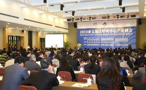 '></center><br />
　　<b>1.解決大量就業(yè)</b> <br />
　　呼叫中心產(chǎn)業(yè)基地具有人力資源密集的特性，可以吸納大量的高、中、低端學(xué)歷人員就業(yè)。調(diào)查顯示，每個呼叫中心坐席可帶動3-5個相關(guān)就業(yè)崗位。 <br />
　　<b>2.提供專業(yè)的呼叫中心外包服務(wù)平臺 </b><br />
　　專業(yè)機(jī)構(gòu)預(yù)測，由于建立專業(yè)呼叫中心需要投入的資金巨大，中國大多數(shù)需要專業(yè)呼叫中心的企業(yè)將采用外包的方式來開展本公司的呼叫中心業(yè)務(wù)。當(dāng)專業(yè)的外包式呼叫中心發(fā)展成為一種趨勢，呼叫中心基地應(yīng)運(yùn)而生。 <br />
　　總經(jīng)理趙海燕說：服務(wù)民生，需要為百姓做實(shí)事。促進(jìn)就業(yè)，保障民生是綠色聲谷，也是呼叫中心產(chǎn)業(yè)奉獻(xiàn)給杭州城市的最好禮物。 <br />
　　在世界500強(qiáng)中，90%的企業(yè)利用外包呼叫中心。中國的呼叫中心外包市場近幾年一直保持25%的增長速度。政府呼叫中心的在整個呼叫市場的市場占有率是十分低，大約是占8%。從發(fā)展規(guī)模來看，政府應(yīng)用將成為發(fā)展速度最快的行業(yè)，包括水、電、燃?xì)夤彩聵I(yè)都紛紛提供呼叫中心的服務(wù)組織機(jī)構(gòu)主要是社區(qū)服務(wù)和應(yīng)急系統(tǒng)，更多的社會基礎(chǔ)性的行業(yè)將引入呼叫中心，健康管理、醫(yī)療救助、心理咨詢、弱勢群體關(guān)懷、法律咨詢更多帶有公益色彩的呼叫中心將出現(xiàn)。<br />
　　趙海燕先生所描繪的美好前景，讓我們一同期待。<p align=