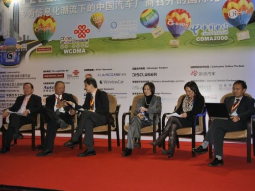 '></center><br />
　　周頻：我們希望今天下午的這個互動研討也能夠碰出很多的火花出來，可以讓在場的嘉賓受到很多的啟發，我想在他們就坐的過程當中，我講一個事情，上個星期正好參加了寶馬公司贊助的一個論壇，在這個論壇上面我聽到攜程訂酒店和機票這樣一個公司的老總，他介紹了一組數字，而這組數字恰好和我們呼叫中心圓桌討論非常相關，他說他們呼叫中心有6000個話務員，可能比在座很多呼叫中心大很多。這6000個話務員每天可以接到很多服務的請求，然后在訂酒店和機票的比例，現在是60%是呼叫中心提供服務，40%是互聯網提供服務，像攜程的話，可以打呼叫中心訂購酒店機票，或者打互聯網訂購酒店機票，這個里面就是60%就是呼叫中心，40%是通過互聯網訂購，這60%最初不是60%的，是從80%降到60%。很有意思的就是攜程提供一種渡假服務，就是選擇時間段，酒店和機票一整套東西提供給用戶。渡假服務的比例是倒過來的，70%是互聯網實現的，30%是呼叫中心實現的，攜程的老總告訴我們說，像渡假這種產品你需要用戶自己去做很多個性化的調整，這個是通過互聯網來做方便了很多，而呼叫中心比較麻煩。這個可以給我們不少啟示，更加重要的一點就是我當時問了他一個問題，40%互聯網，這個里面有多少包括移動互聯網，有沒有通過手機實現這個服務？他告訴我我說攜程最近不到一個月剛剛推出了手機客戶端，在Iphone的中端上，一個星期下載了10萬次，他預計這樣的應用，最初可能呼叫中心占主體，然后呼叫中心使用的份額在下降，然后互聯網在上升，互聯網當中通過手機來獲得服務的比例又會快速的上升，這是我上周聽到的，感到非常有感觸，攜程有6000個話務員也在提供服務。會給我們一些啟示，這個就是在之前先拋出來一個可以供大家思考。<br />
　　那么今天我們一個非常陣容強大的五位嘉賓，其中萬總今天上午展現過了，下面幾位嘉賓比較重量級，就不浪費時間讓你們介紹自己了，就首先切入話題，我是希望七個問題過完之后，我們有時間可以互動一下。第一個問題中國消費者最愛使用哪些呼叫中心相關服務？遠程目的地設置的頻率怎么樣的？那么這個問題我想請朱文利先生和萬總回答一下。朱總每天知道呼叫中心大家用哪些服務，能不能跟大家分享一下？<br />
　　朱文利：我先申明一下，因為我知道下面有很多是我們的合作伙伴，有的是前莊，有的是后莊，我想跟大家分享這個數據，是一個通用的數據，我們把前莊和后莊一起說了，我并沒有違反跟你們的保密協議，就是這樣的，從我們的經驗來看，中國的用戶對于Telematics服務的內容用的最多還是遠程目的地設置，其次是新興需求的天氣預報，當然了如果發生了一些路邊救援的情況，就是100%進行請求。<br />
　　遠程目的地設置的要求比例已經到了78%，大概是這樣一個樣子，那它的使用頻度平均來說前莊和后莊的用戶每人每月4次，甚至以上，謝謝。<br />
　　周頻：請萬總回答一下。<br />
　　萬新宇：我這邊的數據可能跟朱總那邊有一些差異，我們是這樣來分的，我首先最大類的就是國家定位服務，這個比較多的就是他查詢車的位置，這個是一個。最近最明顯的就是酒后代駕，公安局查酒駕車比較嚴，我們開通了有酒后代駕服務，這個在猛增，跟車輛報警，車輛查詢位置，跟開車門，鎖車門，跟位置相關的這些，我們大概占了接近70%。<br />
　　然后剩下的就是信息，一個就是咨詢，一個就是問路，經常會有一些問路，咨詢。問一些有關天氣諸如此類的問題，問一下酒店等等，然后這個大概占10%，一鍵導航占10%，其他就是雜七雜八的，要求送油的，要求搭電的，就是要求各種各樣的，因為我們實際上已經把現在所謂Telematics有些服務延伸了，我們有時候把自己定義為我就是和這個結合的汽車俱樂部，有很多跟車生活相關的落地服務，這個導致了我們很多相關的服務，用戶咨詢這種東西也是非常多，大致就是這樣的分類，各種各樣這種比較多，不能太嚴格的來做分類，謝謝。<br />
　　周頻：那既然中國消費者在賽格表現出來最喜歡的這些服務，我問一下，這些最喜愛的服務，目前對于服務體驗的感覺怎么樣？滿意度情況怎么樣？<br />
　　萬新宇：我覺得最容易說明的就是用這樣一個數字來說，我的離網率比較低，可能比有些運營商離網率低，這樣來說用戶的滿意度比較高的。<br />
　　周頻：這個問題就把話筒給朱總了，我不知道萬總指的是哪一個運營商？<br />
　　萬新宇：不是指他們。<br />
　　朱文利：萬總和我們是老朋友了，我們在十年之前跟萬總這些公司在GPS一起戰斗了十年，我們也是戰友了，彼此之間非常敬重的，也是值得每一位老的，新的加入這個行業的同志理解，說到我們的服務，我們不一樣的就是毒理的第三方的TSP，我們的委托方包括日本豐田，我們的服務怎么樣？我覺得還是由他們來說最好了。我自己不說了，如果大家想了解的話，歡迎大家來用我們的業務。<p align=