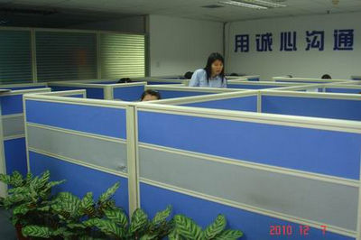 '></center><br />
　　1、中心主任或值班經(jīng)理每小時(shí)一次“走動(dòng)管理”，主動(dòng)協(xié)助處理座席代表記錄下來(lái)的重點(diǎn)和疑難問(wèn)題，使座席代表的緊張心理壓力得到調(diào)整和釋放。<br />
　　2、值班中座席代表出現(xiàn)語(yǔ)氣不耐煩或語(yǔ)音語(yǔ)調(diào)過(guò)高，客服中心主任或值班經(jīng)理則會(huì)立即通過(guò)飛信傳遞一個(gè)微笑符號(hào)或一句溫情提示，雖“無(wú)聲無(wú)息”，卻起到了很好的效果。<p align=
