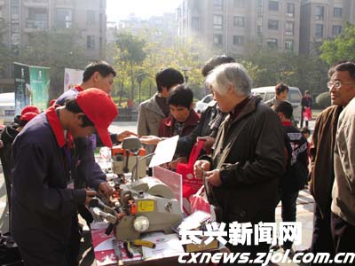 '></center><br />　　據(jù)了解，長興縣社會發(fā)展服務(wù)中心投資200萬元建立的電話（6518890）與網(wǎng)絡(luò)整合的呼叫平臺即將正式開通。它是一個專門為千家萬戶提供生活服務(wù)的公益平臺。<p align=