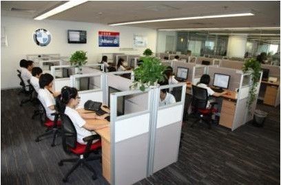'></center></center>
　　專業團隊提供高效服務 
　　在安聯全球救援呼叫中心，BMW擁有一個42人的專屬服務團隊，包括2名負責人和40名客服人員。這40名客服人員里，有24人專門負責接聽車主電話、記錄車主相關事故情況和需求，另外16人則負責與經銷商或是拖車公司溝通。 
　　該呼叫中心能在全國1000多個城市提供救援服務，合作拖車供應商達到2800多家。他們總是爭取以最快的速度為車主解決問題，竭力將車主不愉快的旅途經歷轉化成愉悅的寶馬品牌服務體驗。 
　　根據安聯全球救援寶馬組負責人介紹，一般情況下，每天大約接到800個客戶來電，春節期間一天最高達到2000多個客戶來電。數據顯示，2011年專屬團隊成立以來，已經累計受理了約110,000多個案件，約260,000多個客戶來電，平均每月受理約20,000個客戶來電。 
　　記者在采訪時還看到，安聯全球救援寶馬專屬客服團隊所在的辦公區域裝置了信息顯示牌，即時顯示客戶撥進電話的狀態，如果信息顯示牌上方數值是100，下方數值為0，這就代表為零等待，客服人員能夠第一時間與客戶連通電話，為客戶提供幫助。此外，呼叫中心還能實現信息實時更新，比如寶馬新增的經銷商，都能實時地在呼叫中心系統中實時顯示，以便客服人員能提供到最近的經銷商提供救援服務。 
　　一個號碼 傳遞關愛 
　　無論是事故救援，還是道路救援，寶馬車主只需要記住同一個號碼：400-812-9999，專業的客服人員都能夠在第一時間為客戶提供一致、專業、完善的處理建議，包括指導報警、聯系救援服務等。 
　　秉承BMW全新售后服務戰略“關愛”理念，呼叫中心客服團隊會根據不同時間段靈活安排客服人員，比如在周一至周五早晚高峰期間相應增加客服人員坐席數，在春節等節假日期間安排客服人員值班，為車主假日出行提供保障。 
　　此外，針對寶馬組客服人員，不僅有為期3周的入職培訓，內容包含系統操作、客戶應對技巧，寶馬品牌文化等；寶馬還會定期安排專業人員進行培訓，如針對寶馬新車型的專門培訓；同時寶馬也會要求客服人員參與相關的寶馬內部培訓，使客服人員能第一時間了解寶馬針對客戶的新政策、流程和新服務，熟悉寶馬各個車型，并且在日常服務中傳承寶馬的品牌文化。<p align=